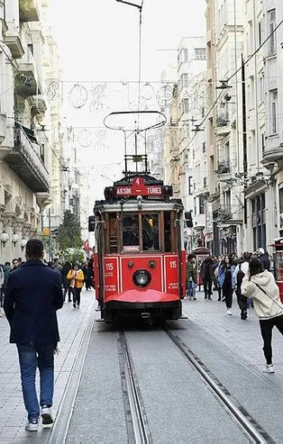 Nostajlik tramvay İstiklal Caddesi'nde yeniden seferlere başladı