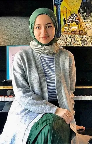 Başörtülü olduğu için linç edilen caz sanatçısı Büşra Kayıkçı: "Bir insanı üretimiyle desteklemek en onurlu duruş..."