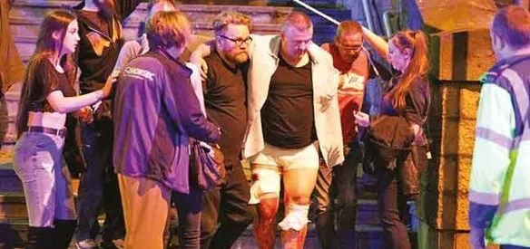 İngiltere'nin Manchester kentindeki bir konser salonunda canlı bombanın kendisini patlattığı terör saldırısında 22 kişi hayatını kaybetti, 59 kişi yaralandı. Saldırıyı terör örgütü DEAŞ üstlendi