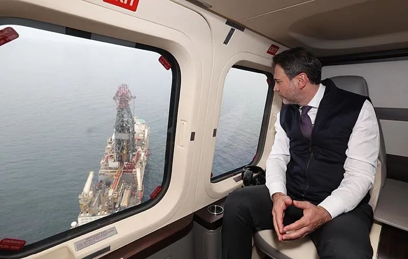 Enerji ve Tabii Kaynaklar Bakanı Alparslan Bayraktar Abdülhamid Han sondaj gemisinde incelemelerde bulundu. (AA)