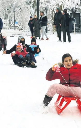 Kar İstanbul’u esir aldı! Kaza yapan araçlar tamircinin yolunu tuttu