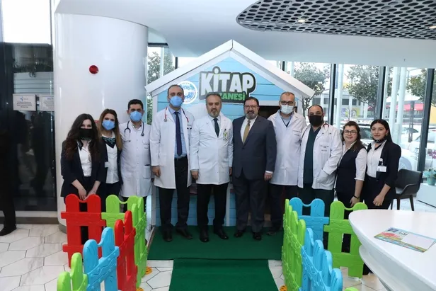 Doktorlar muayene ettikleri çocuklara reçeteyle kitap yazıyor-7