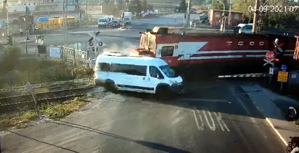 tekirdag-ergenede-tren-kazasi-ihmaliyle-7-kisinin-olumune-neden-olan-minibus-surucusu-demek-ki-gecmemek-gerekiyormus-1630925853389.jpg