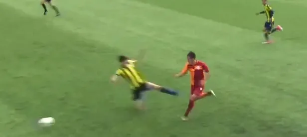 Gençlerin derbisine uçan tekme damga vurdu