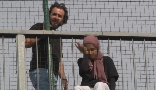 1695653668691.jpeg Kağıthane TEM'de intihar girişimi! Genç kadın korkuluklara çıktı: Çevredekiler o anları film izler gibi izledi...-2