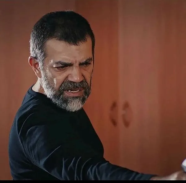 ajanlara-acimiyor-edhonun-tipisi-hakkindaki-sasirtan-gecek-unlu-oyuncu-savas-ozdemir-gercekte-1617656340675.jpeg Ekranları sallıyor! EDHO’nun Tipi’si hakkındaki şaşırtan geçek! Ünlü oyuncu Savaş Özdemir gerçekte...-4