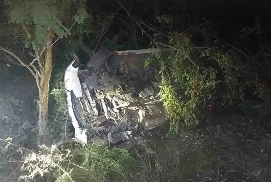 Otomobil ile minibüs çarpıştı