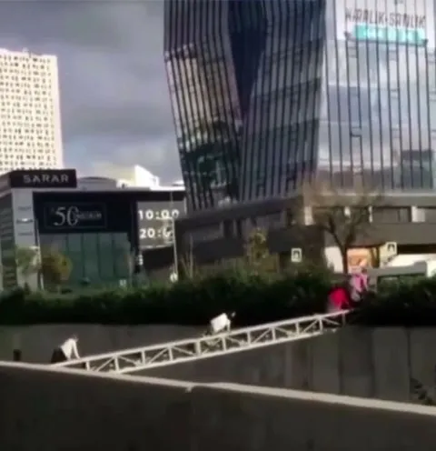 SON DAKİKA: Bağcılar'da pes dedirten görüntü kamerada: Bebek gibi emeklediler-3