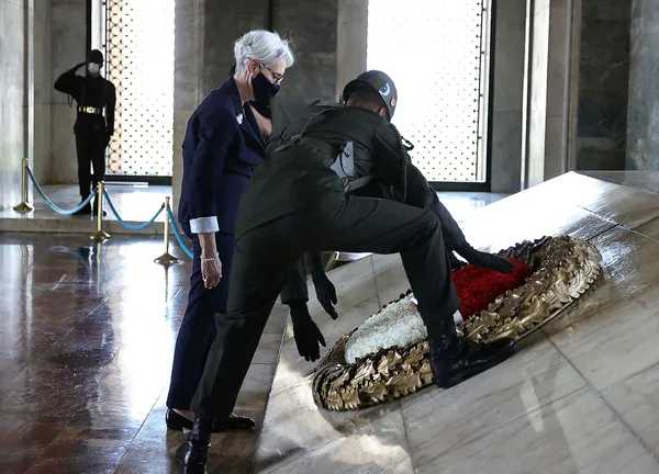 abd-disisleri-bakan-yardimcisi-wendy-sherman-anitkabir-ziyaretinden-sonra-teror-orgutu-pkkypgye-desteklerini-yineledi-1622222419894.jpg ABD Dışişleri Bakan Yardımcısı Wendy Sherman, Anıtkabir ziyaretinden sonra terör örgütü PKK/YPG'ye desteklerini yineledi-4