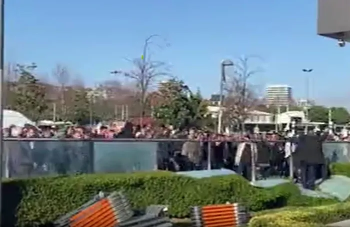 CHP'li İBB'nin zammı sonrası taksicilerden protesto! Taş ve sopalarla binaya saldıranlara polis müdahale etti: Gözaltılar var-4