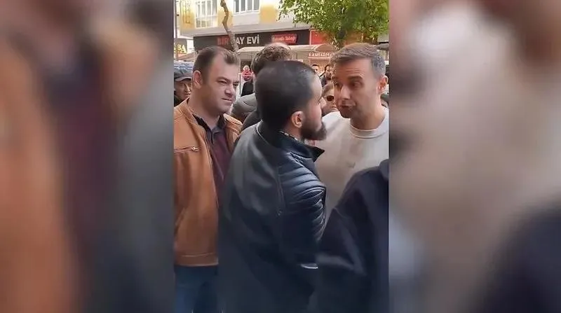 İslam düşmanından yazar Taceddin Kutay ve kızına sözlü taciz! Minik çocuğun ilahi söylemesi zoruna gitti-5