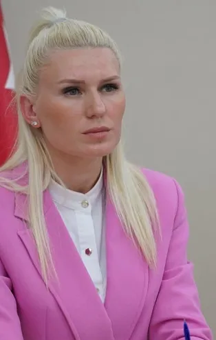 Rüşvetçi genel başkanını örnek aldı! Melek Mızrak Subaşı otelde bir gecelik konaklama için belediyeye 21 bin lira ödetti