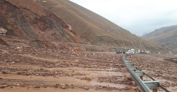 Van-Hakkari karayolunda heyelan: Kapanan yol 2 saat sonra tek yönlü ulaşıma açıldı