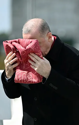 Başkan Erdoğan'a hediye edilmişti! O sancağın hikayesi ortaya çıktı