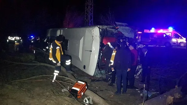 Son dakika haberi... Erzincan'da yolcu otobüsü şarampole devrildi: 2 kişi öldü, 7'si ağır 31 kişi yaralandı-4