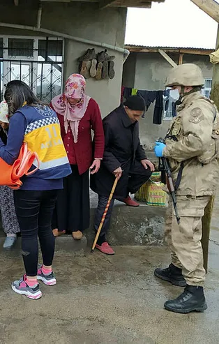 Ağrı'da rahatsızlanan yaşlı kadına Mehmetçikten yardım eli! Seferber oldular