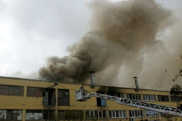 Son dakika: Başakşehir'de sanayi sitesindeki 2 iş yerinde yangın çıktı-1