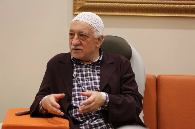 Kraliçe’den FETÖ’cü merkeze ziyaret!