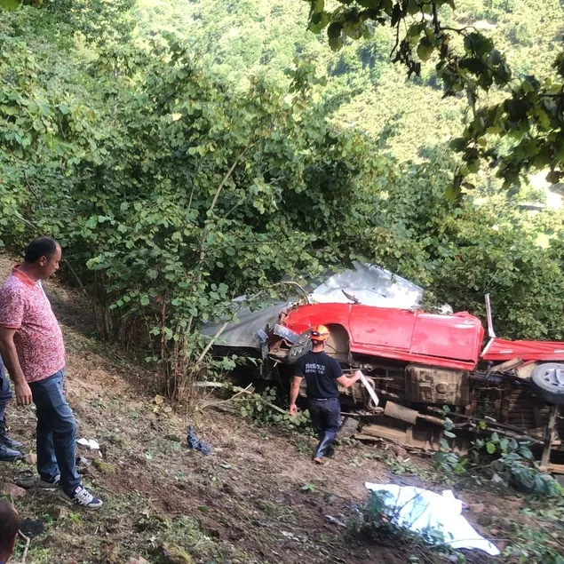 Fındık işçilerini taşıyan servis devrildi