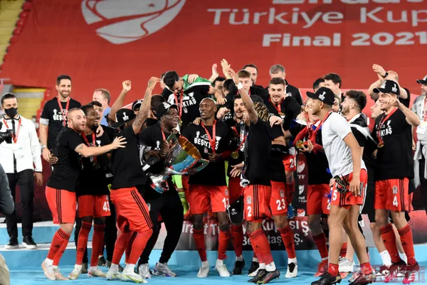 Ziraat Türkiye Kupası'nı kazanan Beşiktaş kupayı kaldırdı! İşte kutlamalardan kareler... - 25