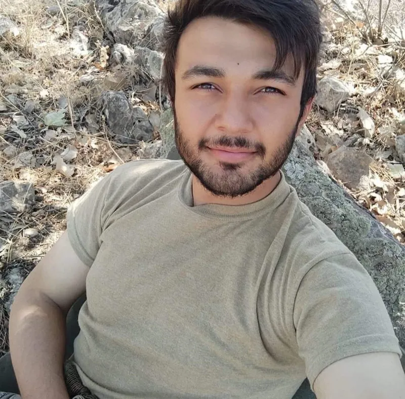 Şehit Piyade Uzman Çavuş Hikmet Aslan son yolculuğuna uğurlandı! Eşi Kübra Aslan kucağında 1 yaşındaki kızıyla veda etti: "Bugün bizim bayramımız Rüveyda"-8