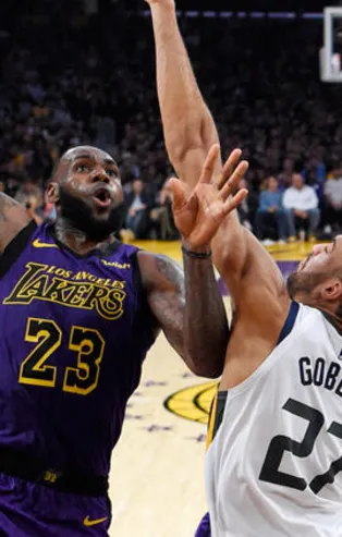 NBA'de tüm maçların iptal olmasına neden olan Rudy Gobert basın toplantısında koronavirüsle dalga geçmiş!