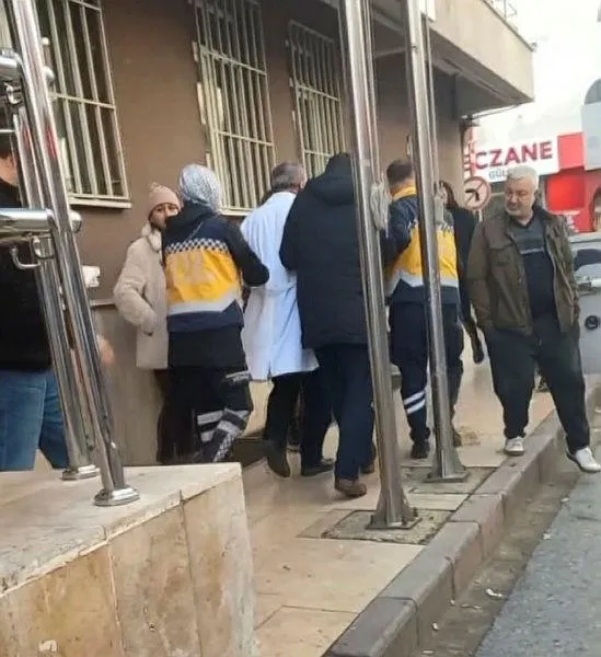 bagcilarda-doktora-tekme-tokat-saldiri-seni-parcalarim-1671560088070.jpeg Bağcılar'da doktora tekme tokat saldırı: Seni parçalarım-2