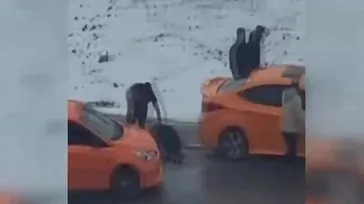 Yol ortasında tekmeli yumruklu darp kamerada: 3 gözaltı