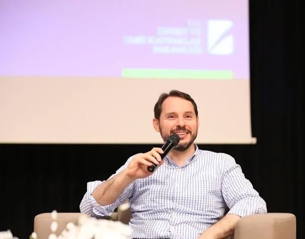 Bakan Albayrak Sancaktepe'de ilk kez oy kullanacak gençlerle bir araya geldi-5