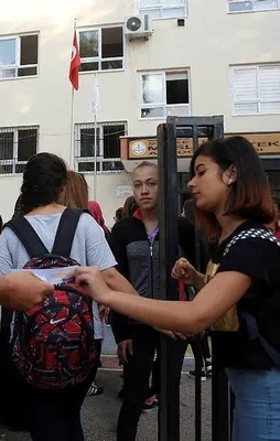 FETÖ'cü hainliği anlatan broşürler öğrencilere dağıtıldı