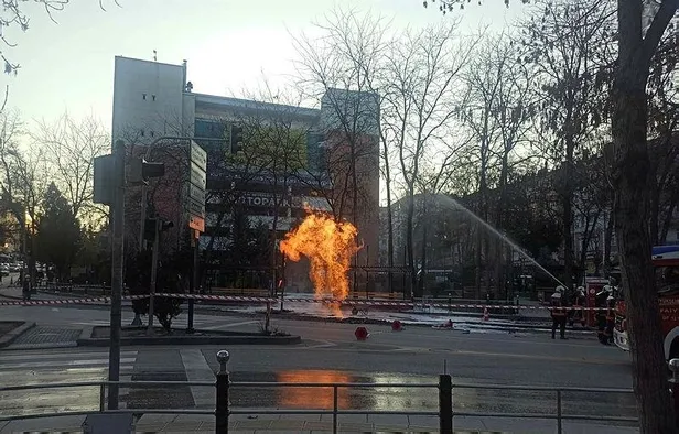ankarada-dogalgaz-borusu-patladi-alev-alev-1638717636371.jpeg Ankara'da doğalgaz borusu patladı! Alev alev...-2