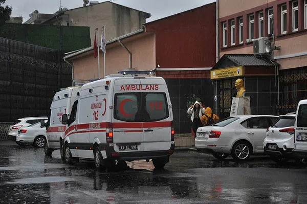 sinif-arkadasiyla-tartisti-4uncu-kattan-atladi-lisede-korkunc-olay-1578487610833.jpg Sınıf arkadaşıyla tartıştı 4'üncü kattan atladı! Lisede korkunç olay-1