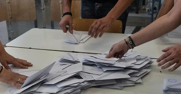 Yunanistan’da maskeli grup oy sandıklarını çaldı