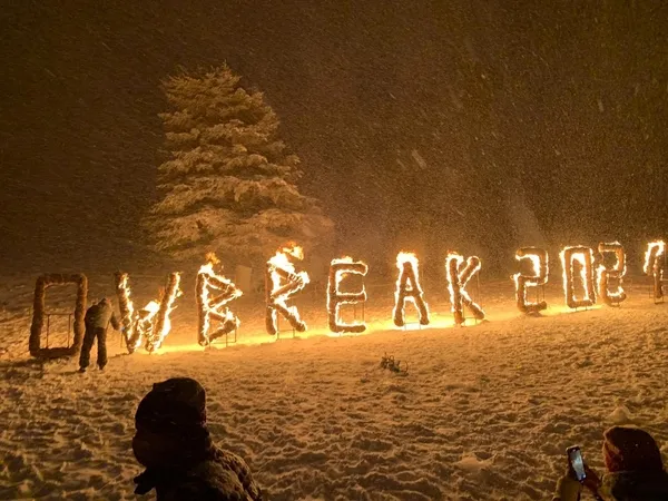 13-sehidimiz-varken-bogazici-universitesi-ogrencileri-eglence-duzenledi-1613338188555.jpg PKK'lı teröristler, rehin aldığı elleri bağlı 13 Türk vatandaşını şehit etmesine rağmen Boğaziçi Üniversitesi öğrencileri içkili eğlence düzenledi-4