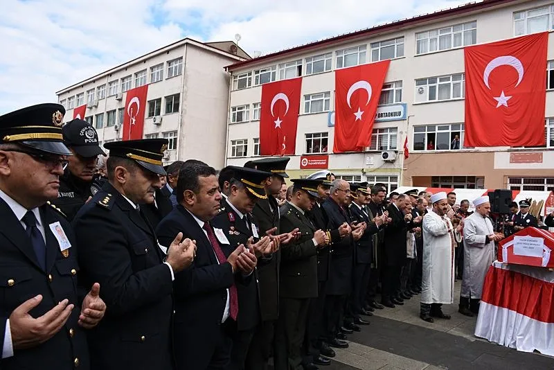 İstanbul Bakırköy'de meydana gelen trafik kazasına müdahale ederken İETT otobüsünün çarpması sonucu şehit olan polis memuru Ogün Yürümez (33), memleketi Giresun'un Eynesil ilçesinde son yolcuğuna uğurlandı. Yürümez için kent merkezinde Şehit Şaban Abanoz Parkı'nda cenaze töreni düzenlendi. (AA)
