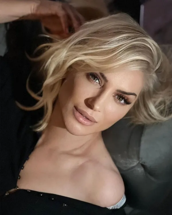 songul-karli-elini-gogsune-koyup-paylasti-50-yasindaki-sarkici-filtreyi-abartinca-ortalik-karisti-ekranda-boyl-1699782575500.jpg Songül Karlı elini göğsüne koyup paylaştı! 50 yaşındaki şarkıcı filtreyi abartınca ortalık karıştı: Ekranda böyle güzel değilsiniz!-6