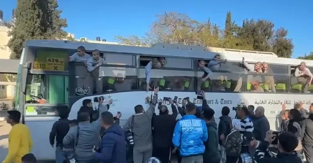 Gazze'ye dönüş: İsrail'in serbest bıraktığı aralarında çocuk ve kadınların da bulunduğu bazı Filistinli esirler Gazze'ye ulaştı