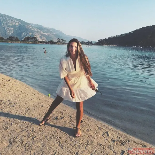 EDHO'nun Ömür Façalı'sı Ceren Benderlioğlu kumsal pozlarıyla yaktı kavurdu! Beyaz minisi ile nefes kesti güzelliği göz kamaştırdı - 7