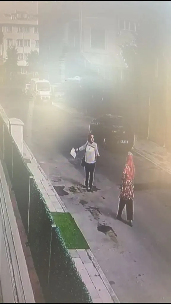 komsu-kadinlar-birbirine-girdi-olumle-tehdit-ediyor-1659954564539.jpeg Komşu kadınlar birbirine girdi: "Ölümle tehdit ediyor"-2