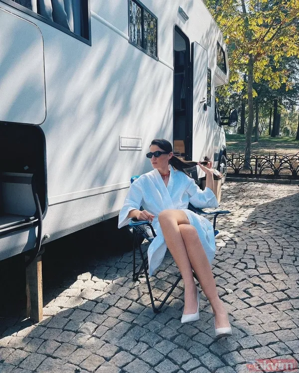 Yargı'nın Ceylin'i Pınar Deniz mini elbisesinin altına file çorabını giydi sosyal medyayı yıktı geçti! Gören dönüp bir daha baktı - 3