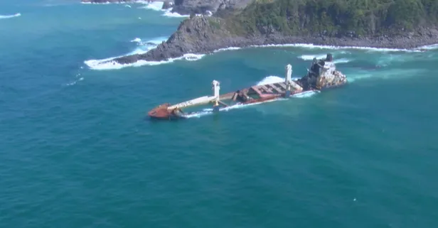 Şile'de 8 ay önce karaya oturan gemi kaderine terk edildi