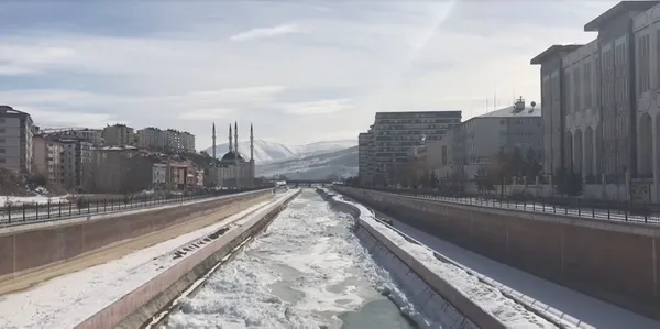 -21-derecede-sehir-buz-tuttu-bayburtta-coruh-nehri-ve-cesmeler-dondu-1643618625533.jpg