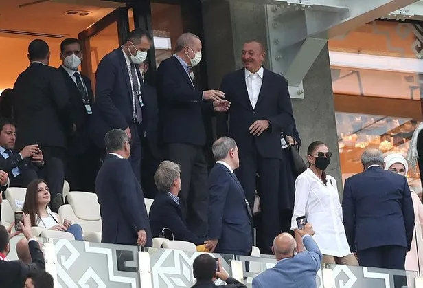 baskan-recep-tayyip-erdogan-bakude-bizim-cocuklarin-yaninda-maci-tribunden-takip-etti-1623859986958.jpeg Başkan Recep Tayyip Erdoğan, Bakü'de 'Bizim Çocuklar'ın yanında! Maçı tribünden takip etti...-3