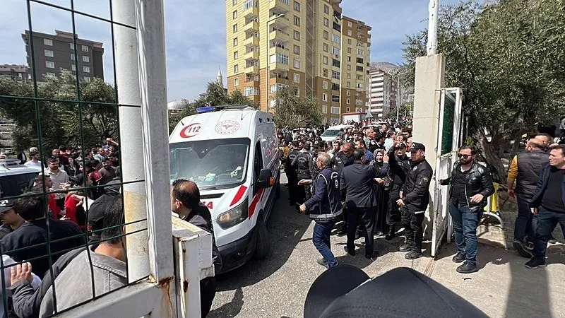 sanliurfa-ve-kahramanmaras-provokatorlerine-gecit-yok-okul-saldirilari-sonrasi-68-supheli-tutuklandi-1776687051412.jpeg Şanlıurfa ve Kahramanmaraş provokatörlerine geçit yok! Okul saldırıları sonrası 68 şüpheli tutuklandı-4