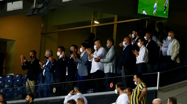 fenerbahce-sampiyon-oldugu-sezona-selam-cakti-1629711507964.jpg Fenerbahçe şampiyon olduğu sezona selam çaktı!-5