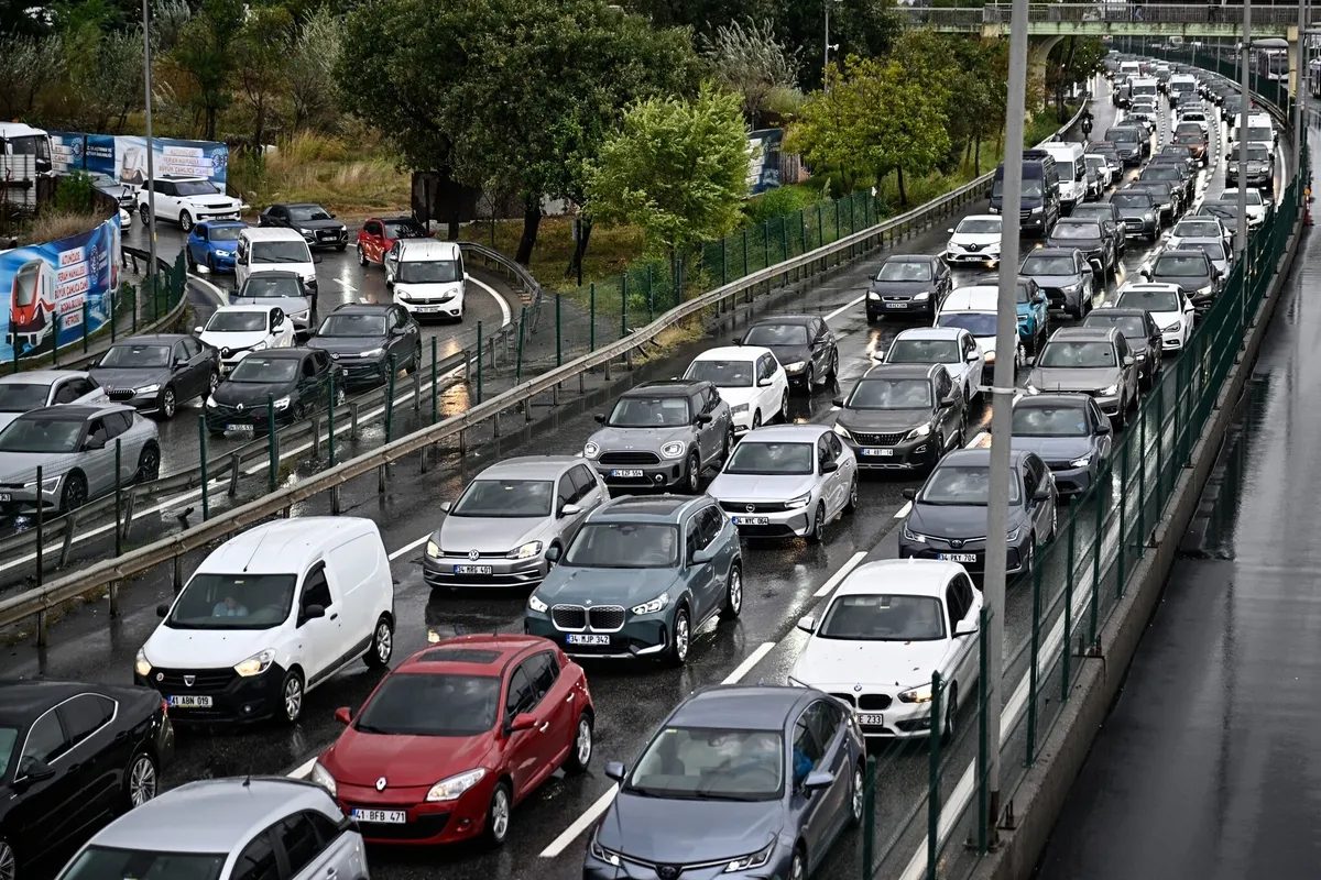 istanbulda-saganak-sonrasi-trafik-cilesi-haftanin-ilk-sabahi-yogunluk-yuzde-71e-ulasti-1790576821322.jpeg Hava muhalefeti nedeniyle Maçka-Taşkışla Teleferik Hattı’nda seferler yapılamadı. (Fotoğraflar: AA ve DHA)