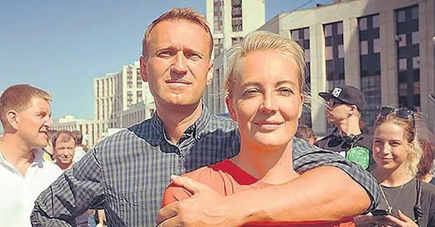 Navalny’in eşi Yulia duruşmada kırmızı giydi: Rus kadınlar da destek verdi
