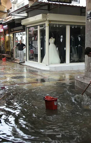 Yeni normalin ilk gününde İzmir'i yine su bastı! Esnaf isyan etti