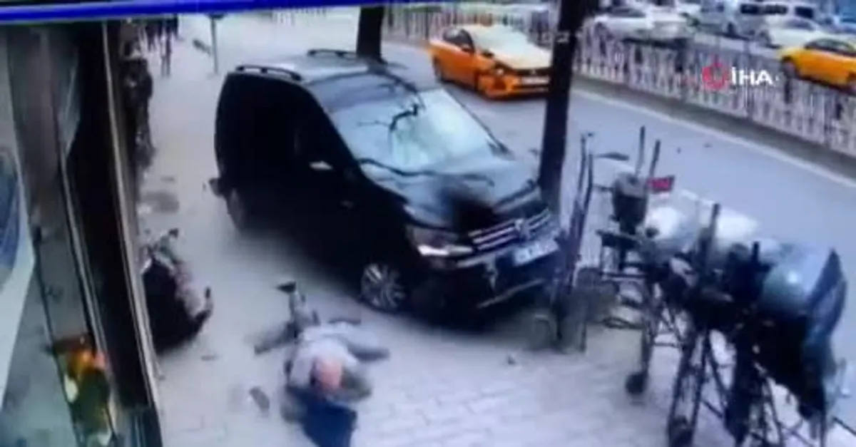Karaköy'de mucize kurtuluş kamerada! Her şey 5 saniye oldu: Hatalı dönüş yaptı yayaların arasına daldı