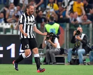 Kjaer’in yanına Chiellini!